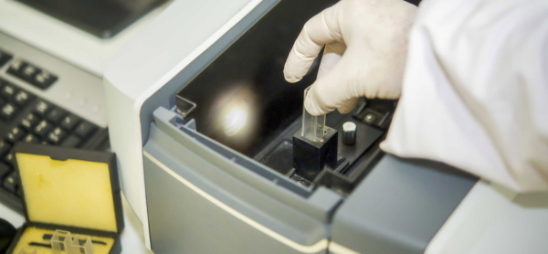 Measuring a sample with a spectrometer in a lab